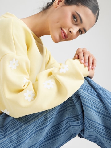 PIECES - Sudadera 'PCKALINKA' en amarillo