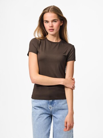 PIECES - Camiseta 'FYLLA' en marrón: frente