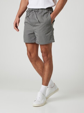 Sinned x ABOUT YOU Regular Shorts 'KENO' in Grau: predná strana