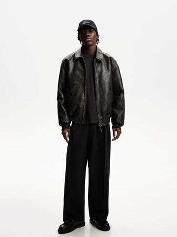 Loosefit Pantaloni con pieghe di Bershka in nero: frontale