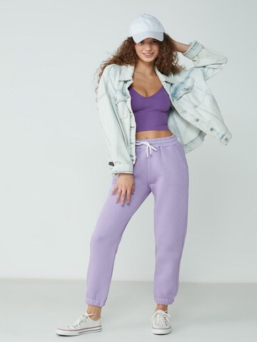 C&City Tapered Pijamahose in Lila: Vorderseite