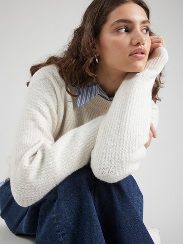 Pull-over 'PCNEMESIO' PIECES en blanc