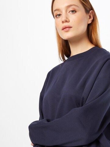 Sweat-shirt 'Essence Standard' WEEKDAY en bleu