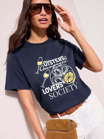 Tricou de la Friends Like These pe albastru