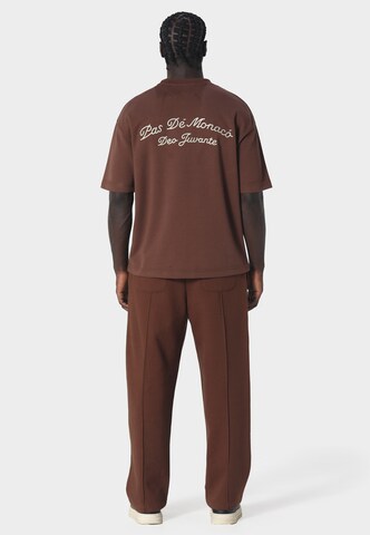 T-Shirt Pas De Monaco en marron : derrière