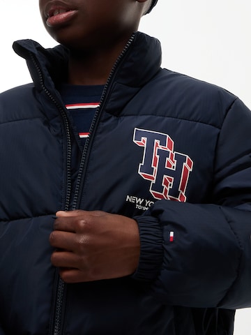 TOMMY HILFIGER Tussenjas in Blauw