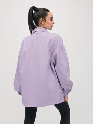 ABOUT YOU x VIAM Studio Blouse 'ARIANA' in Lila