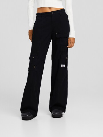 Bershka Loose fit Cargo trousers in Black: front