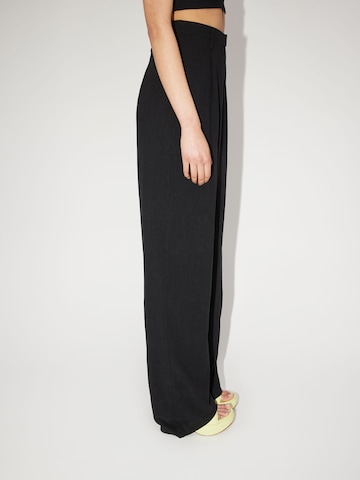 Wide leg Pantaloni con pieghe 'Thora' di LeGer by Lena Gercke in nero