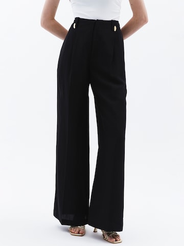 OXXO Wide leg Pleat-front trousers in Black: front