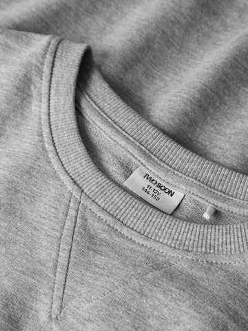TWO SOON Sweatshirt in Grijs