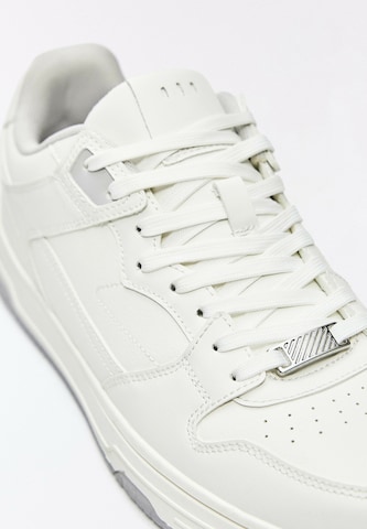 Bershka Sneaker in Weiß