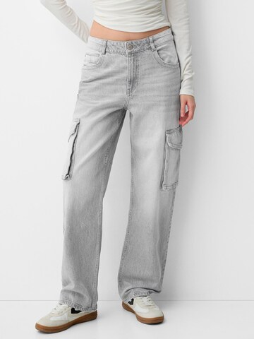 regular Jeans cargo di Bershka in grigio: frontale