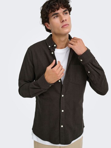 Coupe slim Chemise 'NIKO ' Only & Sons en marron