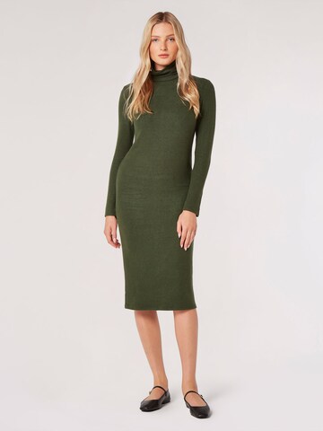 Robe Apricot en vert : devant