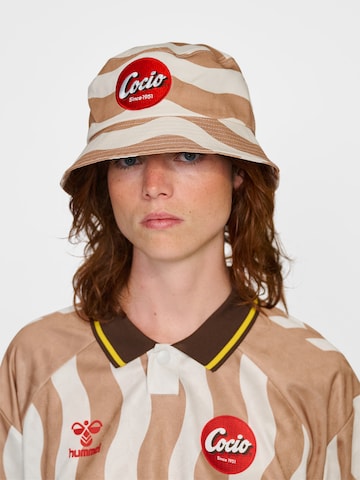 Hummel Sports hat 'Hummel x Cocio' in Brown