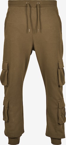 Urban Classics Tapered Cargo Pants in Green: front