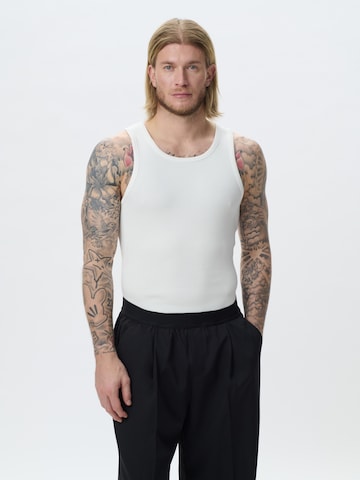 KARIA by Loris Karius Μπλουζάκι σε λευκό: μπροστά