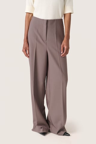 SOAKED IN LUXURY Wide leg Pantalon 'Corinne' in Grijs: voorkant