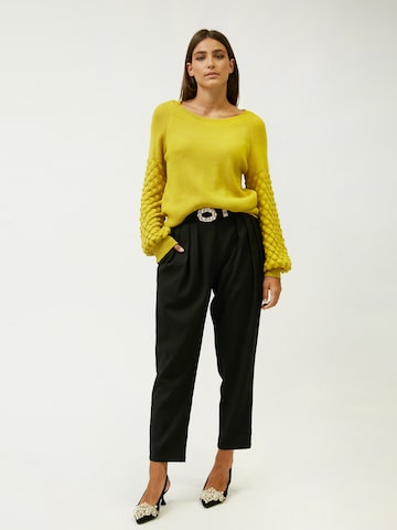 Pullover di Influencer in giallo