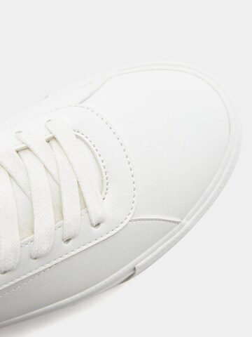 Pull&Bear Låg sneaker i vit