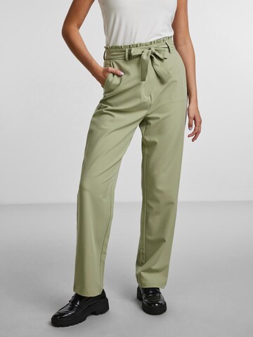 PIECES Regular Pants in Green: front