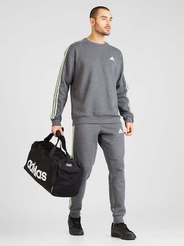 ADIDAS SPORTSWEAR - Sweatshirt de desporto em cinzento