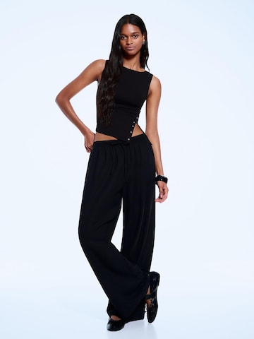 Top de la Bershka pe negru