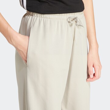 ADIDAS SPORTSWEAR - Tapered Pantalón deportivo 'Essentials' en beige