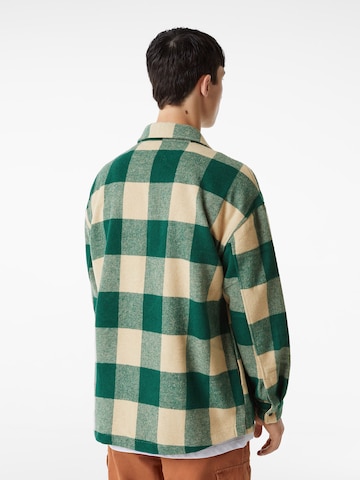 Bershka Comfort fit Koszula w kolorze zielony