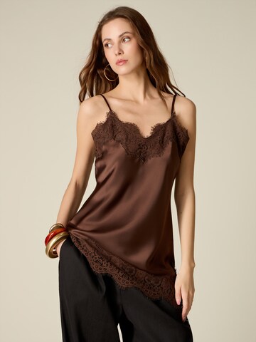 Top di oltre in marrone