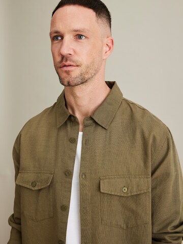 DAN FOX APPAREL - Regular Fit Camisa 'Lio' em verde