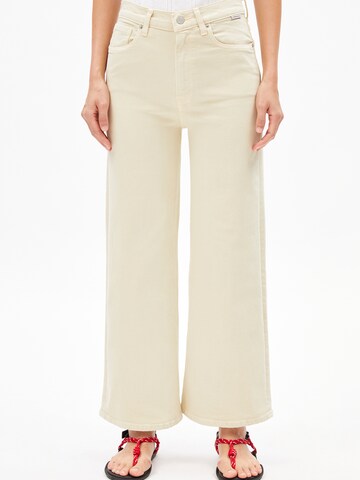 ARMEDANGELS Loosefit Jeans in Geel: voorkant