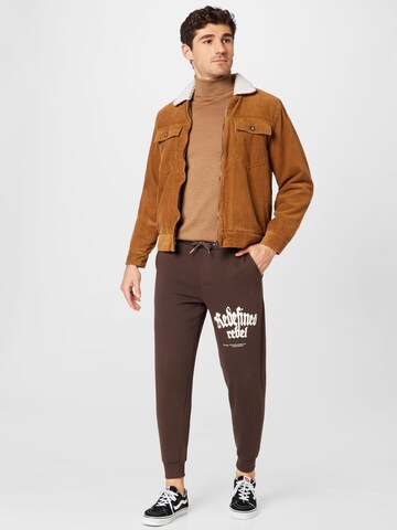 Redefined Rebel Zwężany krój Spodnie 'Jad' w kolorze brązowy