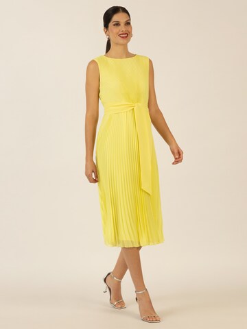 APART Midi-Plisseekleid in Gelb: Vorderseite
