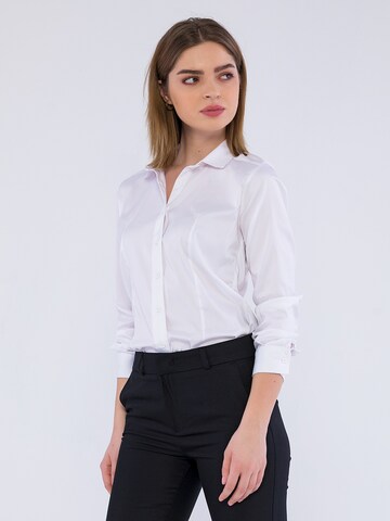 Basics and More Bluse ' Abby ' in Weiß