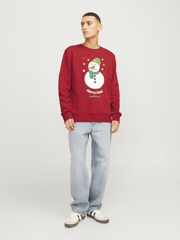Sweat-shirt 'JJXMAS JOLLY' JACK & JONES en rouge
