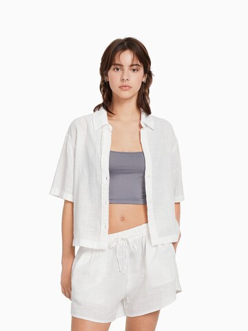 Loosefit Pantalon Bershka en blanc : devant