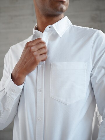 DAN FOX APPAREL - Ajuste regular Camisa de negocios 'Essential' en blanco
