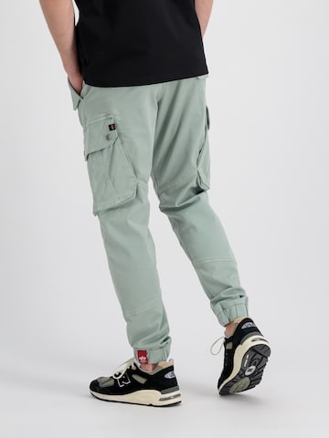 Effilé Pantalon cargo ALPHA INDUSTRIES en vert