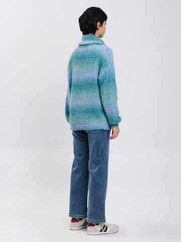 Influencer Sweter w kolorze niebieski