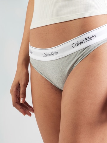 Tanga de la Calvin Klein Underwear pe gri: față