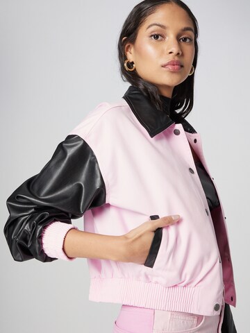 Veste mi-saison 'Manja' ABOUT YOU x Emili Sindlev en rose