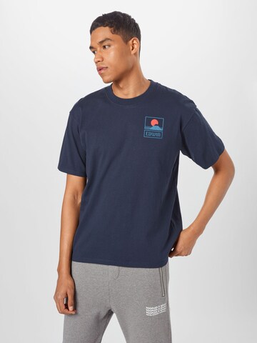 EDWIN Bluser & t-shirts 'Sunset On' i blå: forside