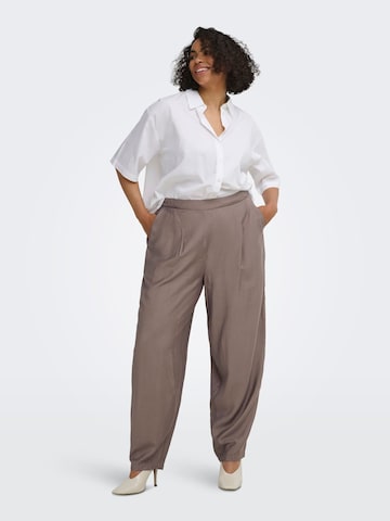 Barrel Pantalon à pince 'CARJoanna' ONLY Carmakoma en marron