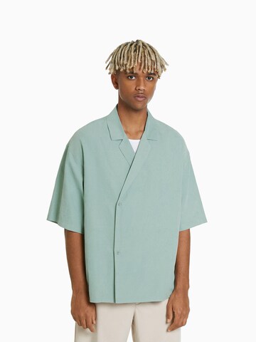 Bershka Regular fit Button Up Shirt in Green: front