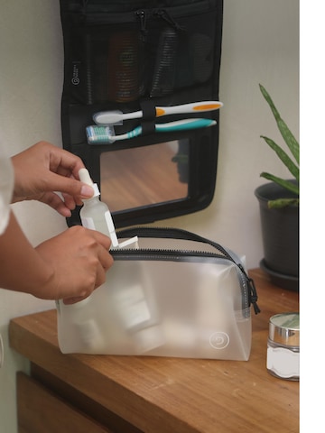 TRAVEL DUDE Toilettilaukku 'Faltbare Kulturtasche für Damen & Herren – Kulturbeutel zum Aufhängen, Flache Waschtasche & Kosmetiktasche klein, Duschtasche Camping mit 1 Liter Beutel Flugzeug Handgepäck' värissä musta