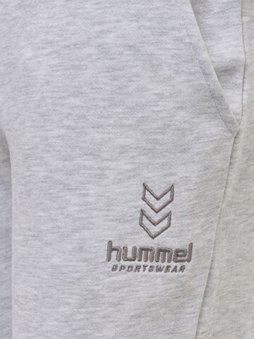 Hummel Tapered Sporthose in Grau