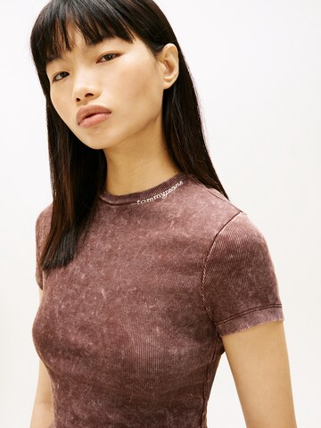 Tommy Jeans Μπλουζάκι σε καφέ