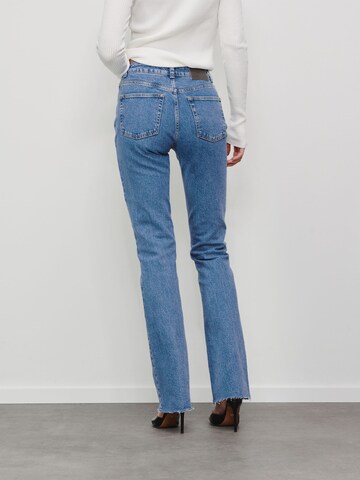 RÆRE by Lorena Rae Bootcut Jeans i blå